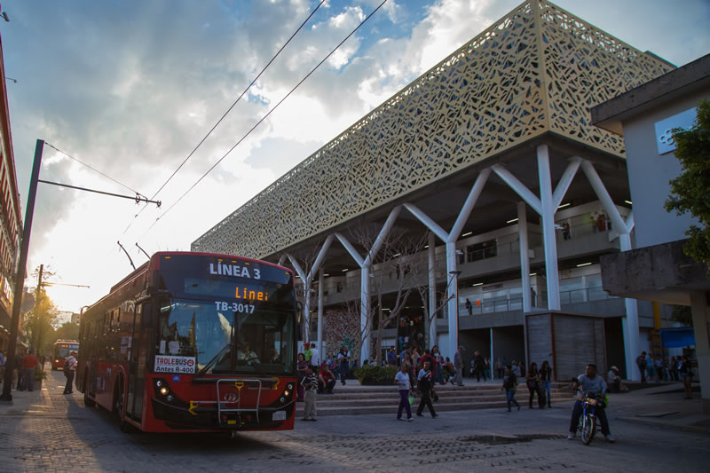 Trolejové vedení na jedné z hlavních ulic centra města, která byla rekonstruována teprve nedávno, zůstalo zachováno a zřejmě díky citlivému výběru sloupů a jejich umístění nikoho nepobuřuje. (foto: SITEUR)