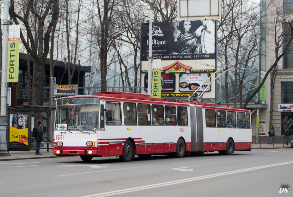 Dne 11. 1. 2018 vyfotografovaný trolejbus 15 Tr vozil cestující v Plzni, potom v Bratislavě a od loňského podzimu je v Charkově. Čtvrté působiště už velmi pravděpodobně tento zcestovalý a několikrát přečíslovaný vůz nezažije, i když jeden nikdy neví. (foto: Artjom Agejev) 