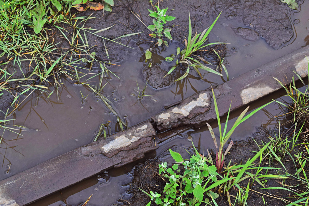 Stav kolejového svršku v Konotopu je místy opravdu žalostný. (foto: Petr Bystroň)