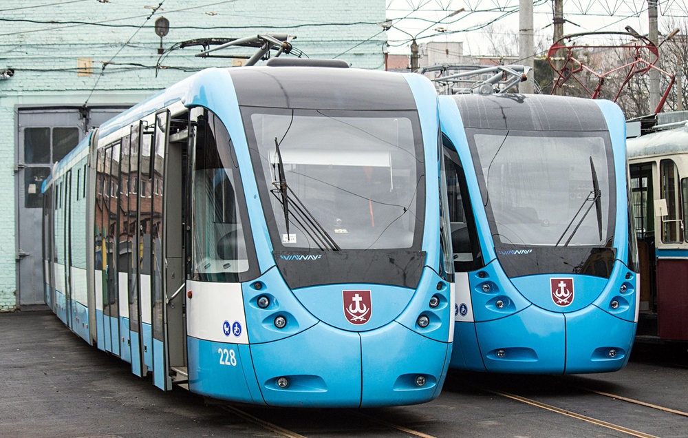 Tramvaj KT4UA «VinWay» ev. č. 228 a tramvaj T4UA «VinWay ev. č. 147 na snímku z 6. ledna 2018. (foto: Artur Ulasenko)