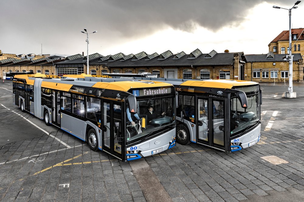 Dvojice Solarisů New Urbino 18 pro potřeby autoškoly. (foto: Solaris Bus & Coach)