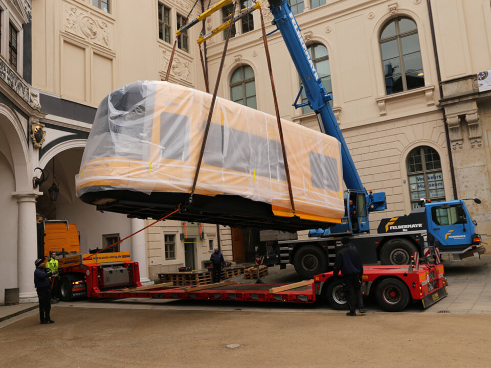 Maketa zůstává v majetku DVB AG a našla nové zázemí v drážďanském tramvajovém muzeu. Na fotce je při nakládce ještě na dvoře muzea dopravy. (foto: DVB AG)
