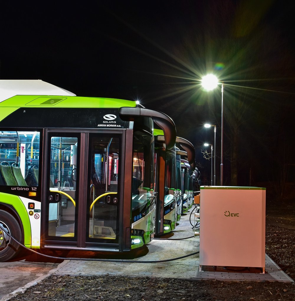 Elektrobusy Škoda Perun HE během nabíjení v třineckých autobusových garážích. (foto: Miroslav Halász)