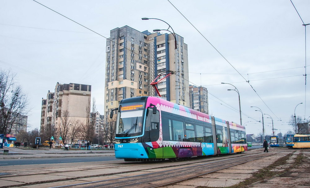 Polský podnik je hlavním favoritem, jeho vozidlo je však o cca 4 m kratší než vozidla nabízená konkurencí. Na snímku v Kyjevě PESA Fokstor ev. č. 767 dne 2. 2. 2018. (foto: Levis)