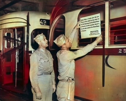 Američtí vojáci připevňují na vůz upozornění, že kontrolu nad podnikem a vozidly ve Filadelfii převzala armáda. (zdroj: hiddencityphi.org)