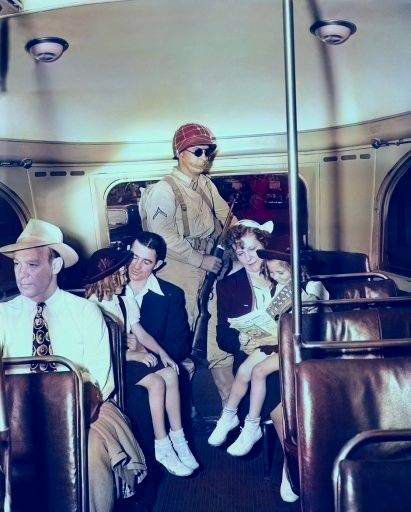 Vojáci vozidla nejen řídili, ale také je hlídali, a to i po skončení stávky. (zdroj: hiddencityphi.org)