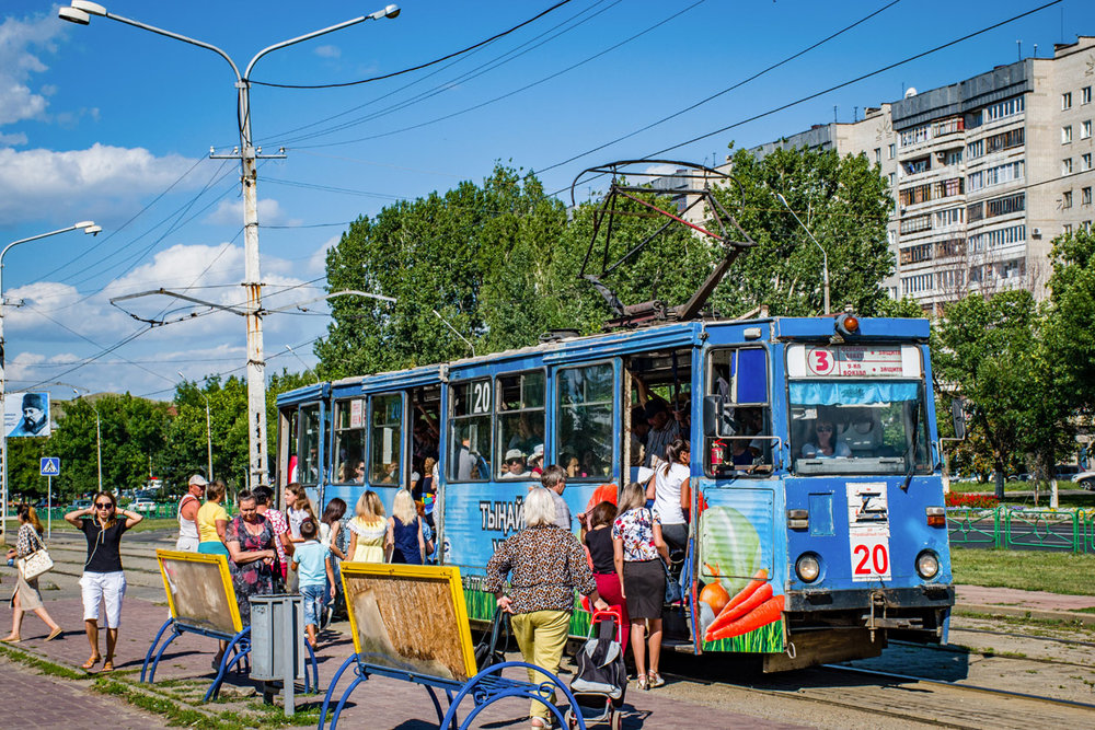 Letní atmosféra v Usť-Kamenogorsku na ulici Kazachstan na snímku z 8. srpna 2017. (foto: Valerij Kozlov)