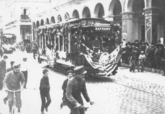Slavnostní zahájení provozu elektrické tramvaje společnosti S.C. de M. na konci května roku 1906. (zdroj: archiv Marcelo Benoit)