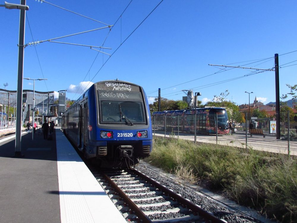 Jednotka SNCF č. 231520, zachycená na nádraží v Aubagne po příjezdu z Marseille.