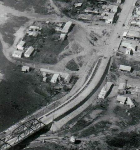 Na snímku vidíme konečnou tramvají Barra de Santa Lucía v severozápadně ležící obci Santiago Vázquez (dnes součást Montevidea). Koleje byly dotaženy až na most přes řeku Santa Lucía otevřený roku 1925, jehož středová část byla řešena jako otáčivá, využity ale byly jen při zátěžové zkoušce a vlaky se na nich nikdy více neobjevily. Most, který je na snímku viditelný, je zajímavý z toho hlediska, že se s ním počítalo pro koridor (tehdy ještě nebylo jasné, zda silniční, nebo železniční) směřující do přístavního města Colonia del Sacramento, odkud měl být přes řeku La Plata zřízen mimořádně dlouhý most až do Buenos Aires. Do Colonie je dnes sice dotažena hlavní silnice, most do Buenos Aires se ale své realizace po více než 100 letech plánování stále nedočkal. (zdroj: archiv I.M.M.)