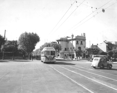 Tramvaje z ulic mizely rychle, koleje však zůstávají na některých místech ve městě dodnes. V době, kdy zahajovaly provoz trolejbusy, stačilo jen zřídit jiný typ troleje. (zdroj: archiv Marcelo Benoit)
