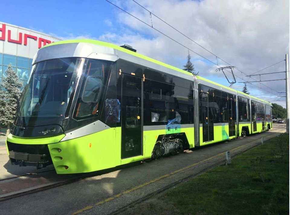 Na trh EU míří turecké i čínské tramvaje. První turecká tramvaj pro polský Olsztyn je zachycena v areálu výrobce Durmazlar v Turecku. (foto: MPK Olsztyn)