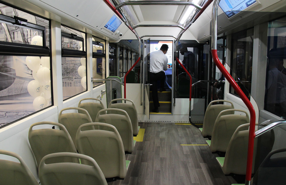 Elektrobus Pioněr nabízí 29 míst k sezení a jeho celková obsaditelnost je 85 osob. To není, vzhledem k 