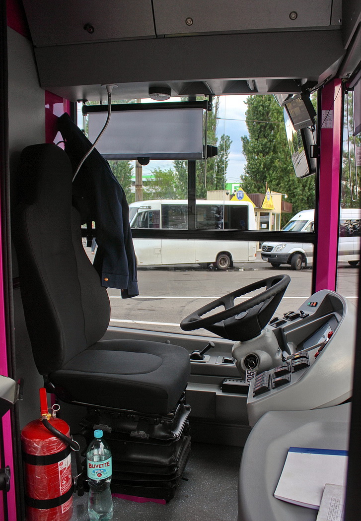 Vlevo: trolejbus dne 18. 5. 2018. Vpravo: stanoviště řidiče. (foto: 2x Alexandr Kaliničenko) 