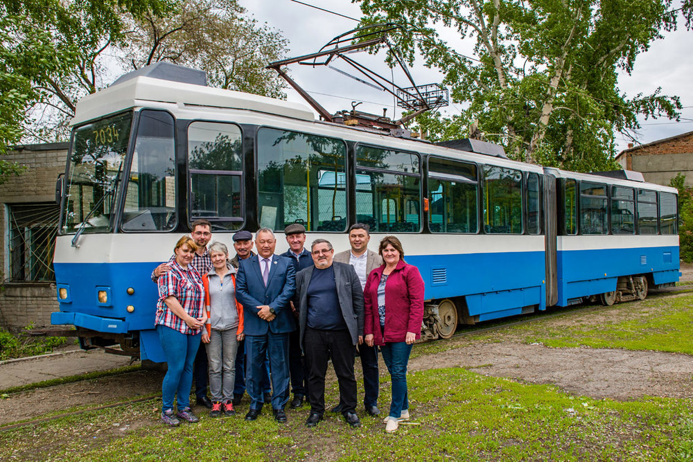 Dne 30. května se první Tatrovka projela vlastní silou po Usť-Kamenogorsku. Snímek z onoho dne zachycuje řidičku s některými členy vedení města. (foto: Valerij Kozlov)