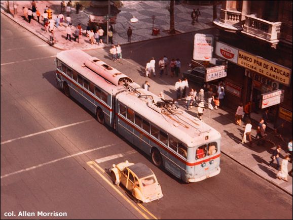 Článkový trolejbus v ulicích Montevidea. (foto: sbírka Allen Morrison)