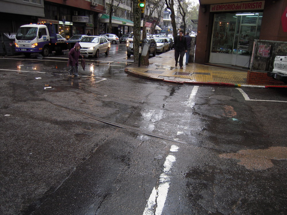 Ještě dnes jsou v uruguayském hlavním městě k vidění pozůstatky po tramvajích, které v něm jezdily do roku 1956. (foto: Vít Hinčica)