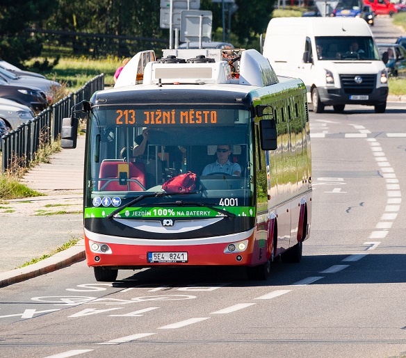 Elektrobus SOR EBN 11 na lince číslo 213 v Praze. (foto: DPP)