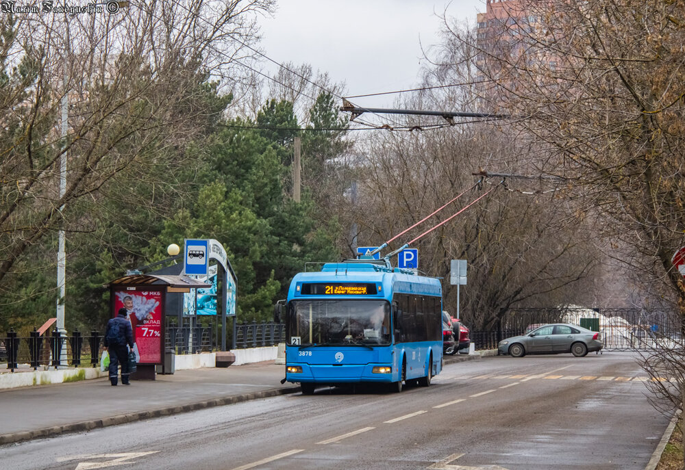Na snímku z konečné Bereg Moskvy-reki, umístěné v jedné z romantických částí hlavního města, vidíme trolejbus typu SVARZ-МАZ-6235.00. (foto: M. V. Fandjušin, 25. 12. 2019)