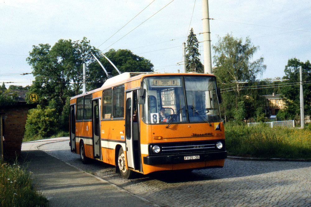 Druhý prototyp Ikarus 260T (260.T2) v německém Weimaru (Výmaru) v roce 1988. Šlo o jediný vůz svého typu. (foto: Tomáš Dvořák)