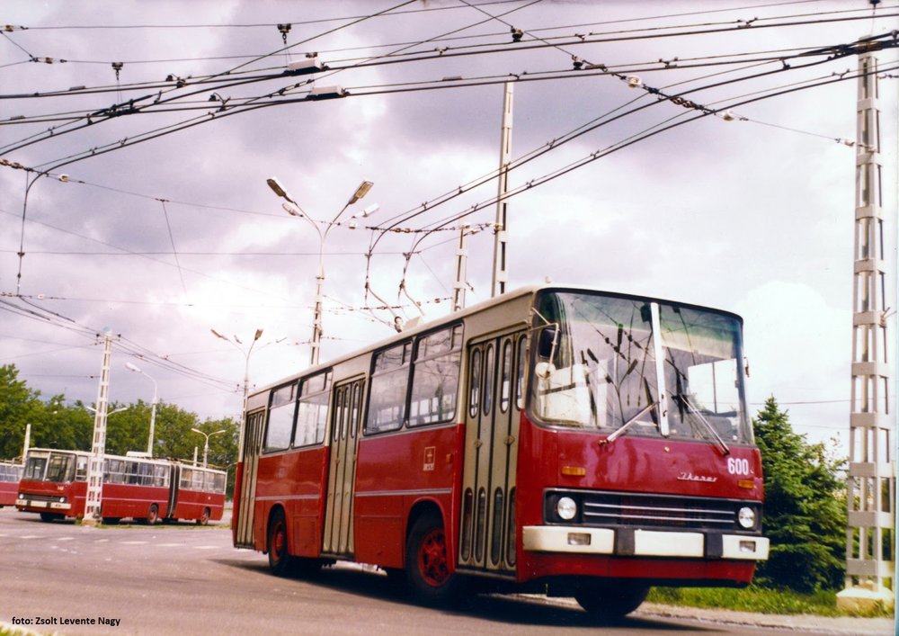 Původní žlutý lak prototypu Ikarusu 260.T1 byl později nahrazen běžným červeno-krémovým nátěrem. V provozu s cestujícími se trolejbus udržel 19 let. (foto: Zsolt Levente Nagy)