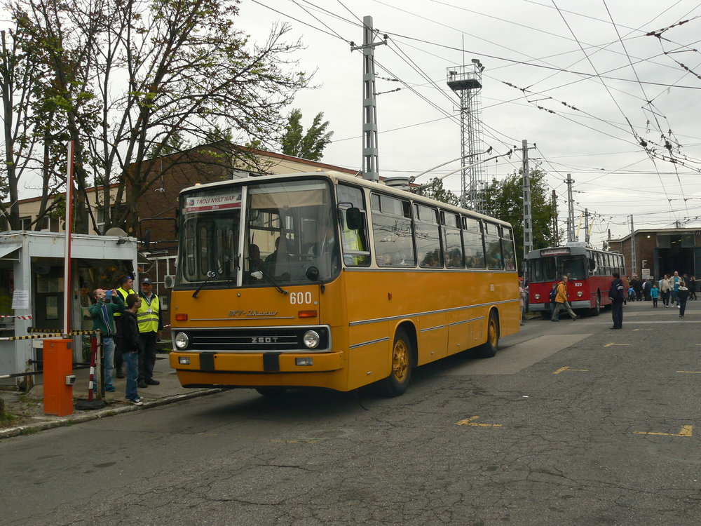 První prototyp sólo Ikarusu-trolejbusu z roku 1974 je dnes historickým vozidlem BKV, přičemž obdržel zpět svůj původní žlutý nátěr. (foto: Zdeněk Sýkora)