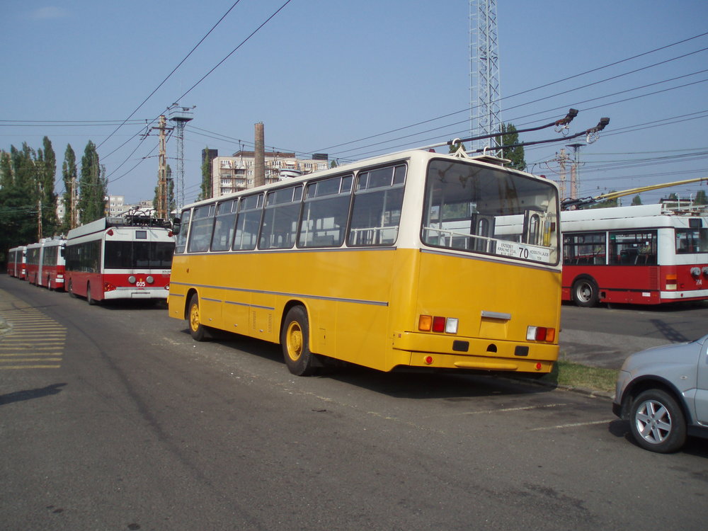 Pohled zezadu na historický Ikarus 260.T1 v areálu vozovny trolejbusů v Budapešti. (foto: Zdeněk Sýkora)