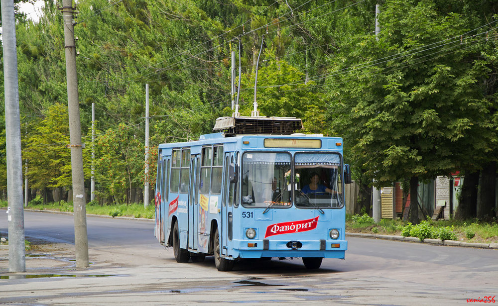 Průmyslová ulice (ulica Promyslova) byla letos opatřena trolejbusovou tratí. Na snímku ze 17. července 2018 vůz typu JUMZ T2 vyrobený roku 2001. (foto: vania256)