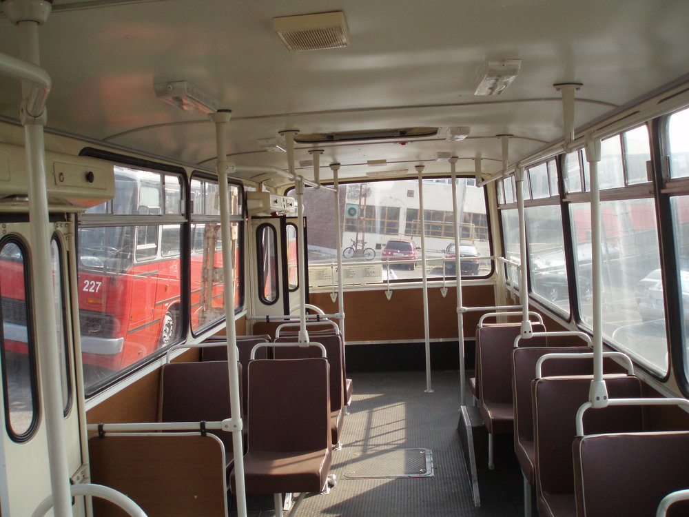 Pohled do interiéru historického trolejbusu Ikarus 260.T1. (foto: Zdeněk Sýkora)