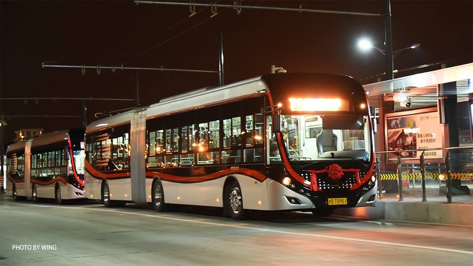 Článkové trolejbusy Yutong připravené na slavnostní zahájení provozu na lince číslo 71. (foto: Wing)