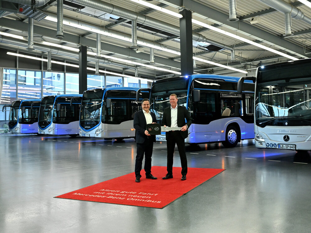 Předání pětice autobusů dopravci Spillmann. Povšimněte si netradičního řešení i vnějšího provedení čel  u třech vozů nalevo. (foto: Daimler Buses)