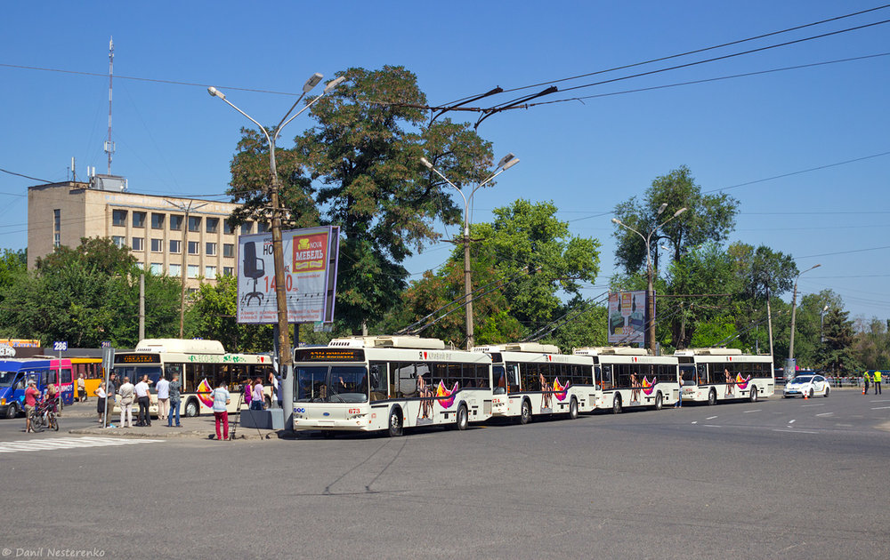 Slavnostní prezentace čtyř z osmi objednaných trolejbusů Dnipro-T103 dne 10. 8. 2018. Spolu s nimi byly ještě prezentovány tři nové autobusy. (foto: Danil Něstěrenko)