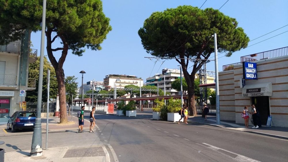 Výjezd z koridoru je u stanice Riccione zatím zahrazen květináči.