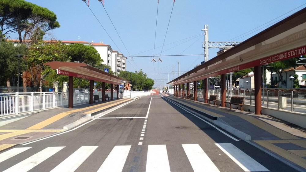 Konečná zastávka v Riccione zvaná Ceccarini Riccione Station. Za ní následuje už jen obratiště u kruhového objezdu, které je jediným místem po trase, kde se trolejbusy setkávají s ostatní silniční dopravou. Snímek z 20. srpna 2018 je orientován severně, směrem k Rimini. (foto: Vladyslav Savytskyy)