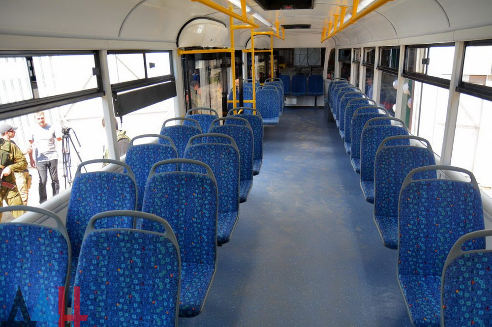 Interiér je jednoduchý, ale neurazí, sedadla jsou čalouněná.