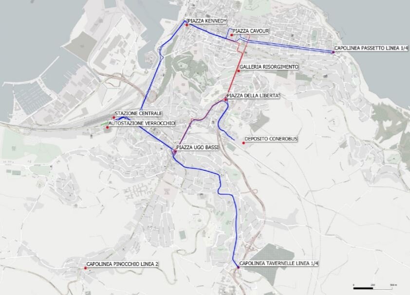 Červeně jsou vyznačeny troleje, které musí být kompletně obnoveny, mimo to se předpokládají ještě další lokální úpravy. Mimo tuto zobrazenou síť existují ještě tři úseky (jeden dvoustopý a jeden jednostopý) v blízkosti náměstí Ugo Bassi, které jsou od 70. let ponechávány bez užitku, snad v naději, že jednou budou také vzkříseny (viz plánek zde). Síť anconských trolejbusů, jejíž první trať byla otevřena roku 1949, dosáhla svého vrcholu v 60. letech, kdy zasahovala i k nádraží jednoho ze sousedních příměstských městeček Falconara Marittima (vlevo u moře mimo snímek, plánek zde), v 70. let ji ovšem čekal rychlý úpadek, který vedl k udržení provozu jen mezi náměstím IV Novembre a vlakovým nádražím. Roku 1983 se vrátily trolejbusy k náměstí Ugo Bassi, 20. prosince 2007 i na předměstí Tavernelle, nicméně počet vozidel je dlouhou dobu udržován na velmi nízké úrovni a v některá období se ani nejezdilo. (foto: Comune di Ancona)