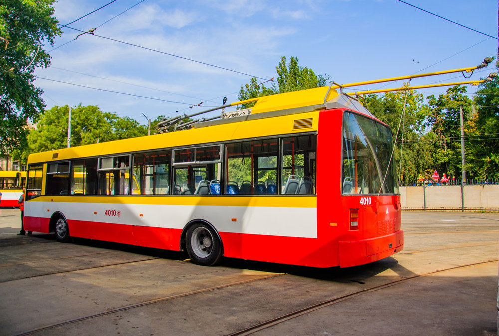 Z klasického trolejbusu udělali v Oděse loni trolejbus parciální. Z marketingového hlediska jej nazvali prvním oděským elektrobusem. (foto: Aleksandra Ignat'jeva)
