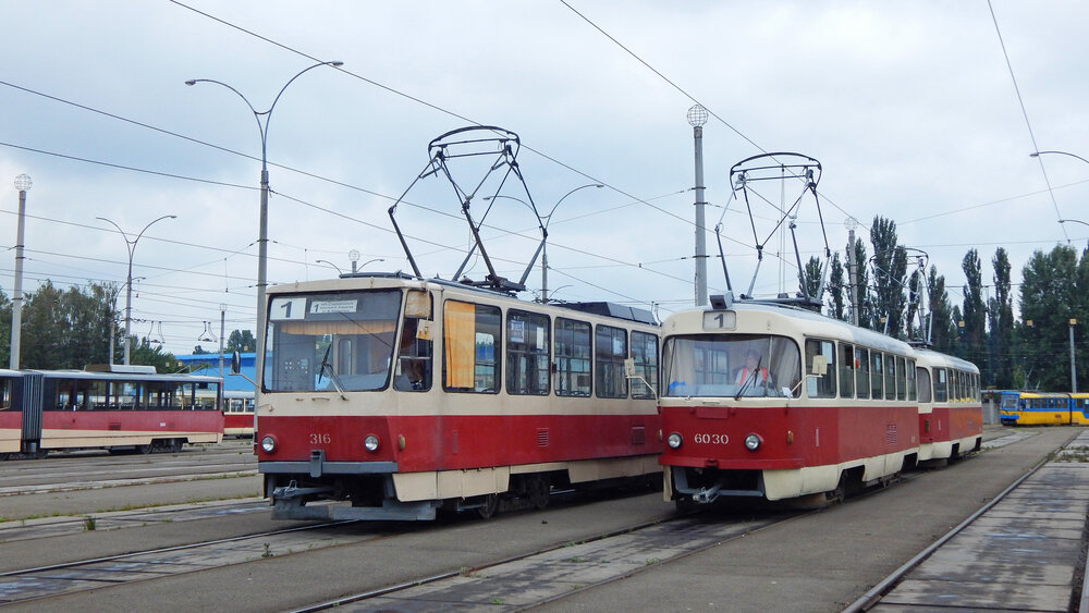 Souprava kyjevských vozů T3 pózuje vedle tramvaje T6B5 v areálu vozovny Ševčenko v Kyjevě. (foto: Petr Bystroň)