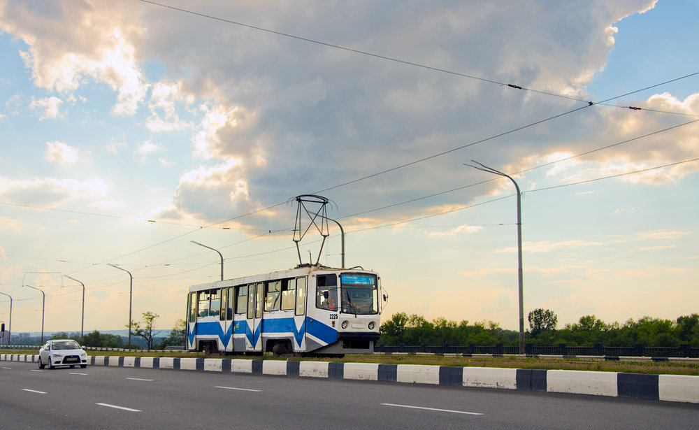 Vůz typu 71-608KM z roku 1995 na Kajdaksom mostě dne 7. srpna 2018. Místní park je dnes ovšem reprezentován především tramvajemi z produkce ČKD, tak jako tak ale volá po obnově.