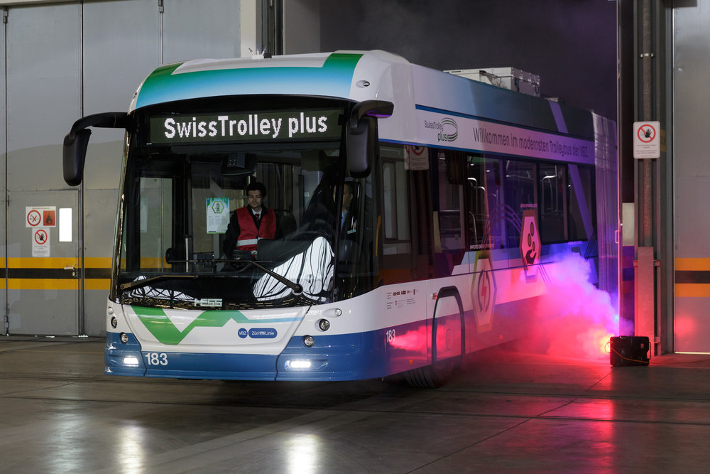 Prototyp 18m trolejbusu SwissTrolley plus při slavnostním představení. (foto: VBZ Zürich)