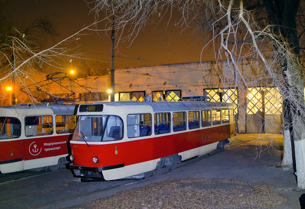 T3A z Rigy ex-ev. č. 30787, nově jako ev. č. 735, v romanticky vyhlížející mariupolské vozovně na nedávném snímku.