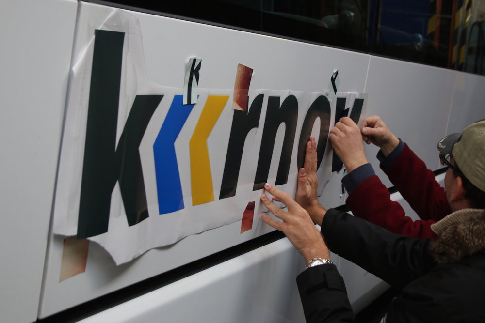 Momentka z prací na polepení vozidla. Na bočnici se právě vyměřuje umístění nápisu Krnov. (foto: Nikola Forštová, produkční manager MOBILBOARD)