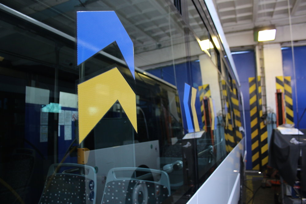 Detail šipky na okně. Ze snímku je dobře patrná perforovaná fólie, která byla navíc potažena průhlednou laminací, která přesahuje okraje šipky. (foto: Nikola Forštová, produkční manager MOBILBOARD)