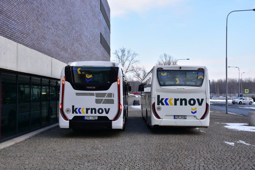 Šipky a velký nápis Krnov nechybí ani na zadních čelech autobusů. (foto: Miroslav Halász)
