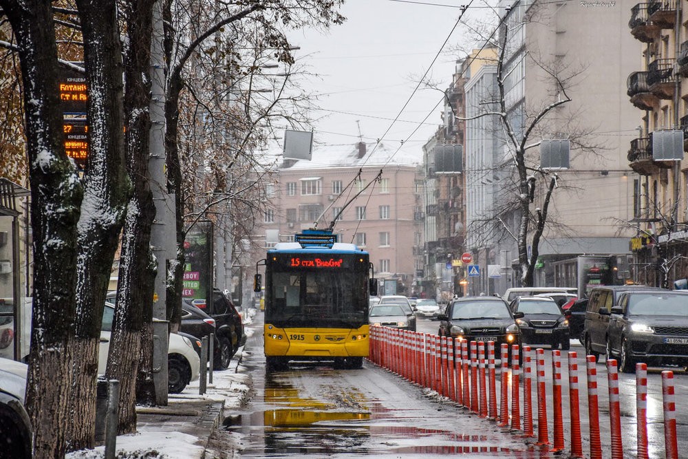 Od 6. prosince 2018 se v Kyjevě objevil první stavebně vyhrazený pás pro MHD, a to na ulici Šota Rustaveli. Kromě toho existují i další vyhrazené pruhy, ovšem stavebně neoddělené, a to na ulicích Ševčenka, Eleny Teligi, Get’mana a Saksaganskogo. (foto: KyivAndrey14)