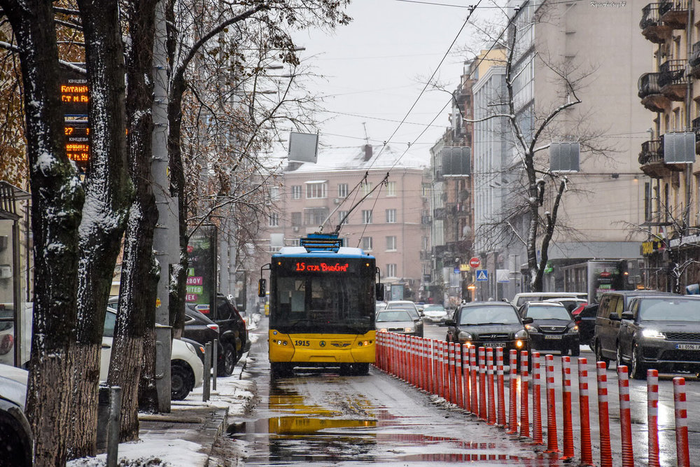 Od 6. prosince 2018 se v Kyjevě objevil první stavebně vyhrazený pás pro MHD, a to na ulici Šota Rustaveli. Kromě toho existují i další vyhrazené pruhy, ovšem stavebně neoddělené, a to na ulicích Ševčenka, Eleny Teligi, Get’mana a Saksaganskogo. (foto: KyivAndrey14)