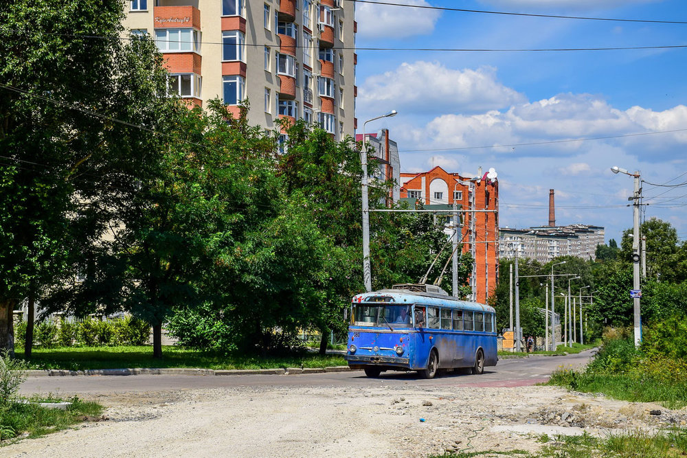 Zdá se, že trolejbusy 9 Tr se cestující v&nbsp;Ternopilu už nesvezou. Na&nbsp;snímku z&nbsp;3. srpna 2018 na&nbsp;ulici Korolova zachycen poslední linkový vůz ev. č. 080. (foto: KyivAndrey14)