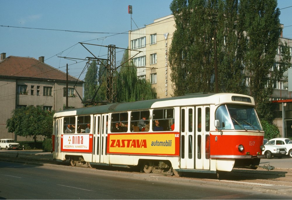 Tramvaj T3YU v ulicích Sarajeva. (foto: Frank Novak)