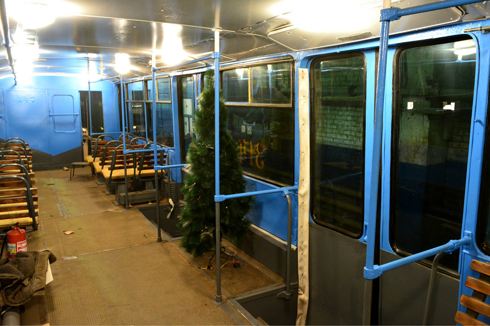 Zatímco Moskva má na rozhazování, jinde v Rusku si nemohou dovolit ani opravit interiéry vozidel. Například ve Vladivostoku je jediná tamní tramvajová trať už léta na zavření, tramvaje se doslova rozpadají před očima (mimochodem, asi 920 km severně vzdálený Komsomolsk na Amuru už letos tramvajový provoz zavřel). Přesto se místní pracovníci i v nuzném interiéru jedné z tramvají snažili vytvořit vánoční atmosféru.