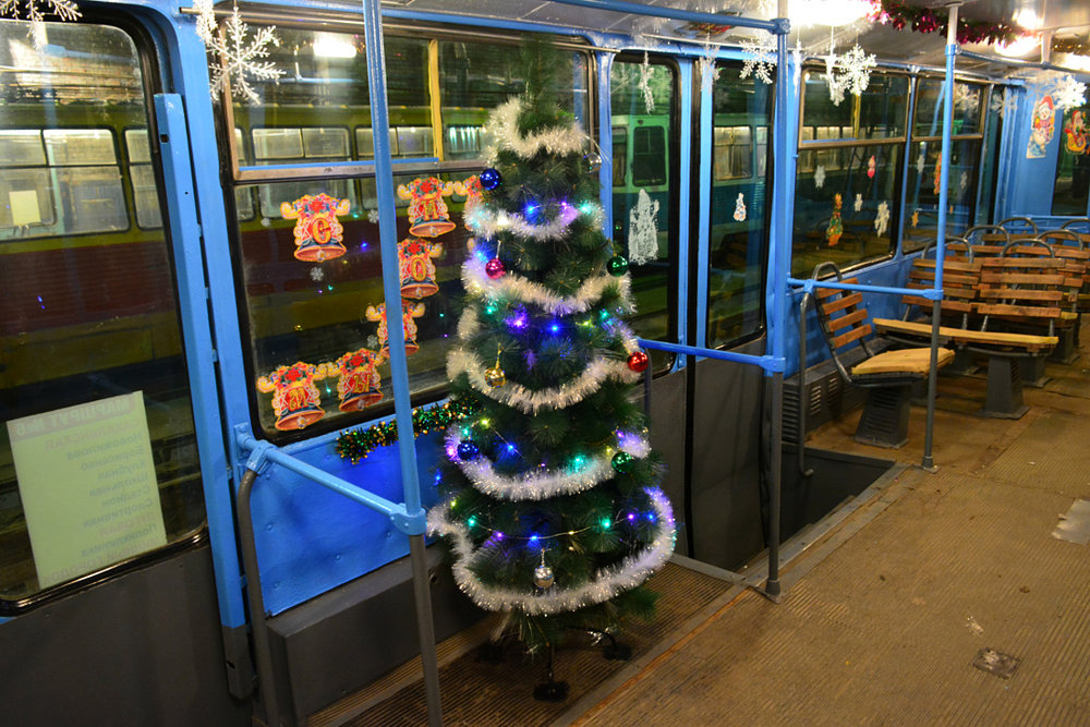 Na dvou snímcích z 21. 12. a 22. 12. 2018 jde vidět, jak se interiér vladivostocké tramvaje typu 71-608K ev. č. 314 proměnil. Čtenářům tímto přejeme klidné vánoční svátky! (foto: 2x Aleksandr /OAO «Električeskij transport»)